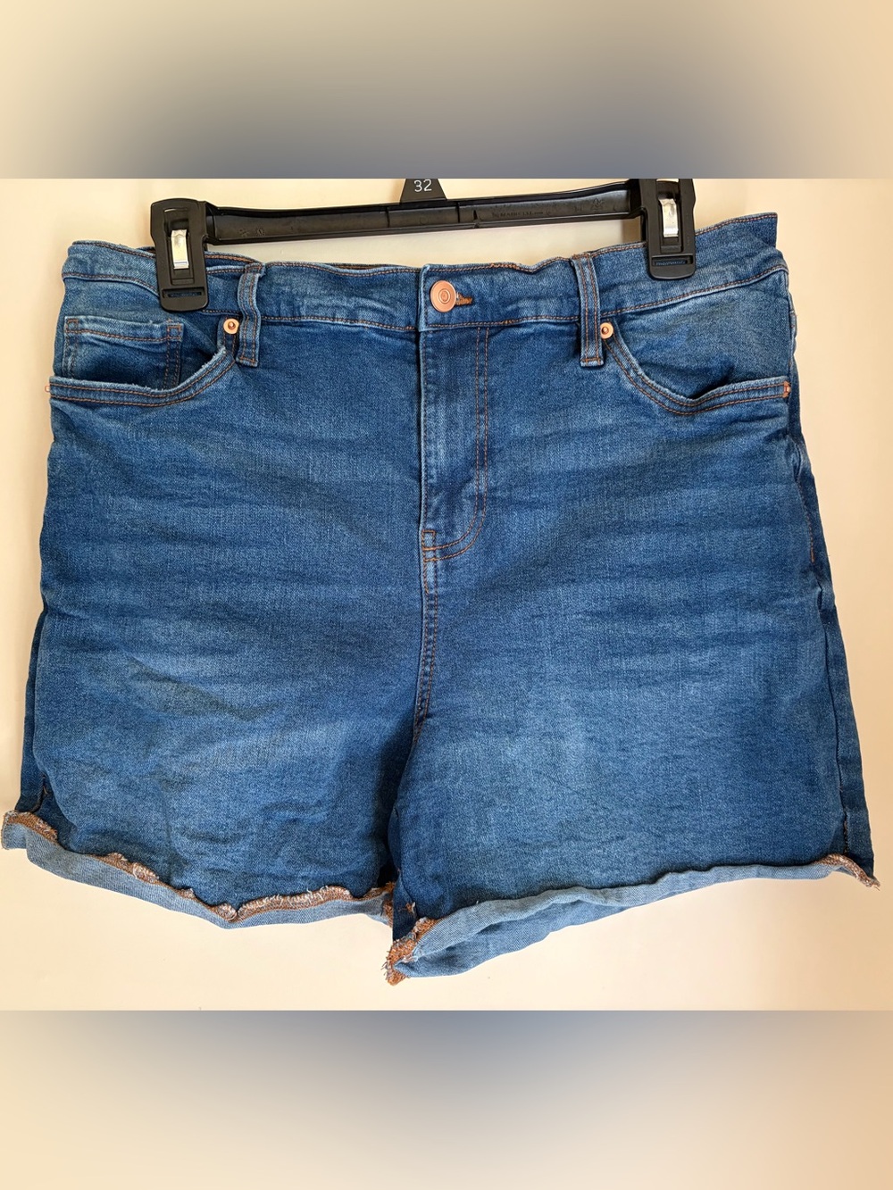 Just Be Womens size large Medium Wash Cuffed Denim Shorts